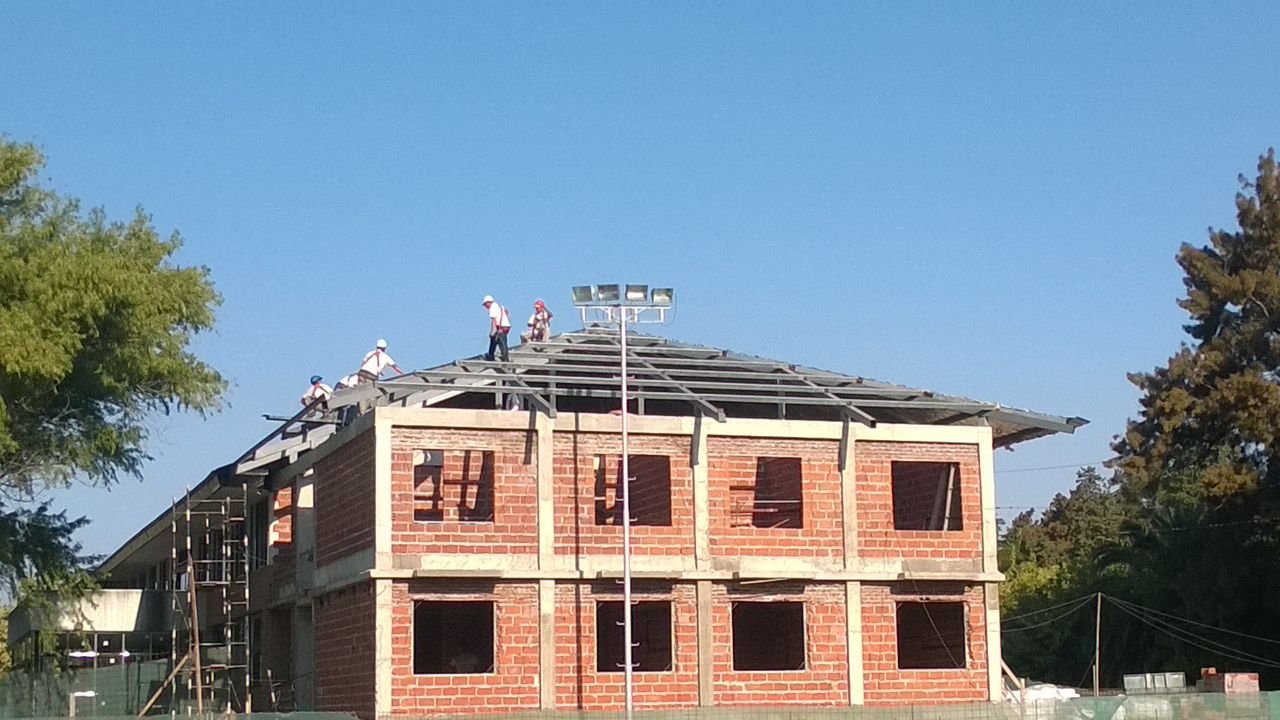 Montaje de cubierta metálica en Universidad de San Andrés
