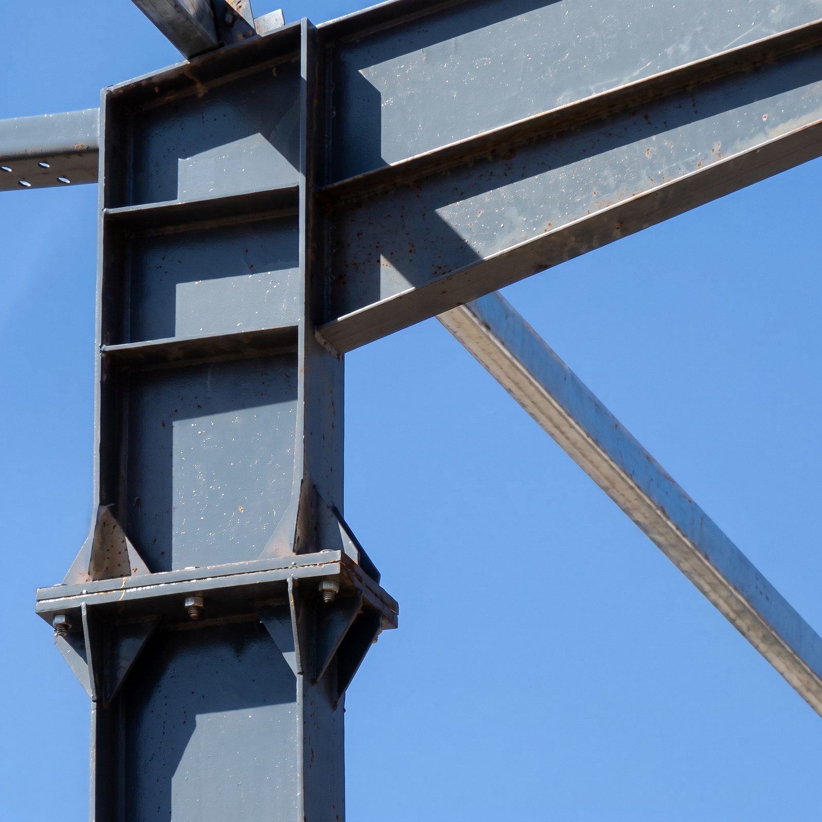 Naves industriales en estructura de alma llena